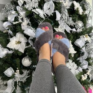 Women's gray faux fur x-band slide/slippers